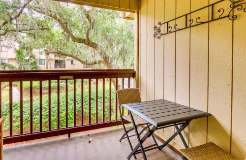 North Forest Beach Apartamento | Walk to Beach Hilton Head Getaway with Balcony!