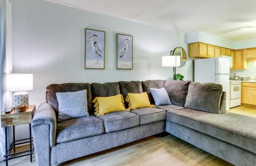 North Forest Beach Apartamento | Walk to Beach Hilton Head Getaway with Balcony!
