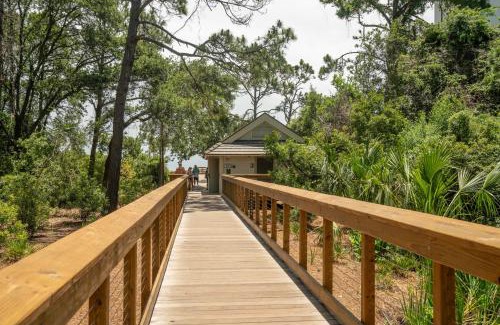 Folly Field Casa | Walk to Beach Pet Friendly BBQ Grill