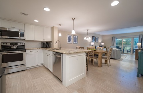 Sea Pines Condominio | 531 Plantation Club Villa: BESTNEST by Beverly Serral * Walk to Beach Club *