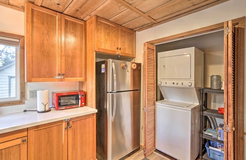 Big Bear Lake Cabaña | Walk to Big Bear Lake: Cozy Cabin w/ Deck