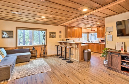 Big Bear Lake Cabaña | Walk to Big Bear Lake: Cozy Cabin w/ Deck