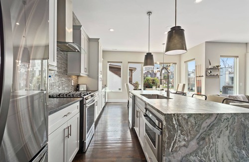 Third Ward Casa | Walk to BOA Stadium & Uptown, Rooftop HotTub, Private Gym.