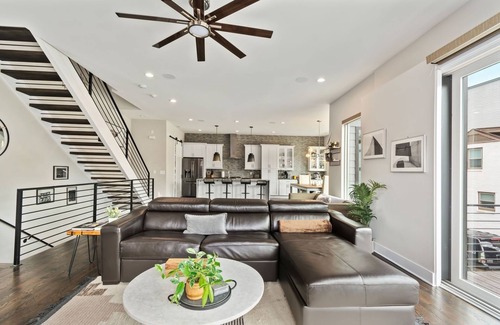 Third Ward Casa | Walk to BOA Stadium & Uptown, Rooftop HotTub, Private Gym.
