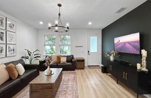 Temple Crest Casa | Walk to Busch Gardens, Games, Plush Sheets, Huge Yard!