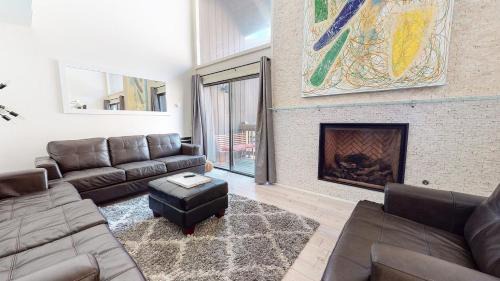 Mammoth Lakes Casa | Walk to Canyon Lodge Ski back Modern Space