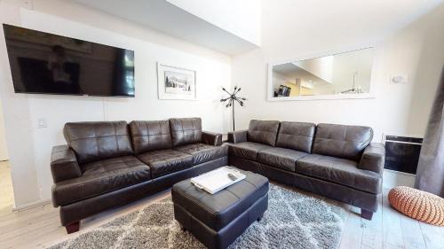 Mammoth Lakes Casa | Walk to Canyon Lodge Ski back Modern Space