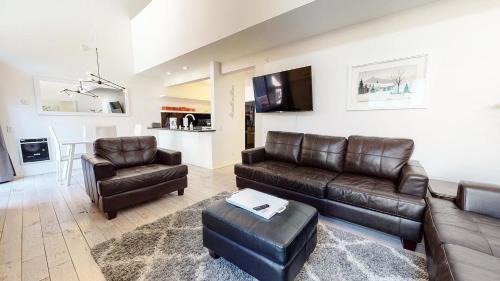 Mammoth Lakes Casa | Walk to Canyon Lodge Ski back Modern Space