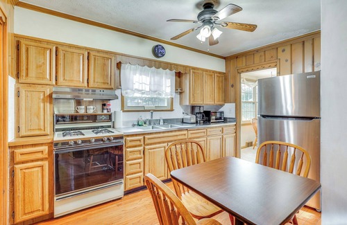 Salem Apartamento | Walk to Centennial Park: Apartment w/ Garage!