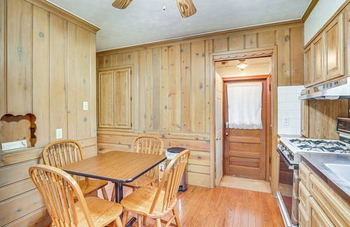 Salem Apartamento | Walk to Centennial Park: Apartment w/ Garage!