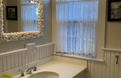 Nantucket Cabaña | Walk to Cisco/ Charming cottage and garage apt on Hummock Pond