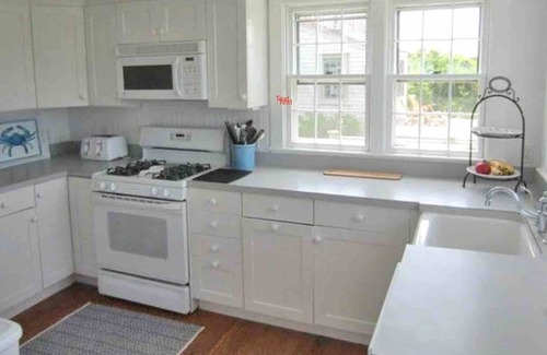 Nantucket Cabaña | Walk to Cisco/ Charming cottage and garage apt on Hummock Pond