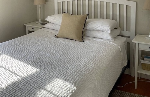 Nantucket Cabaña | Walk to Cisco/ Charming cottage and garage apt on Hummock Pond