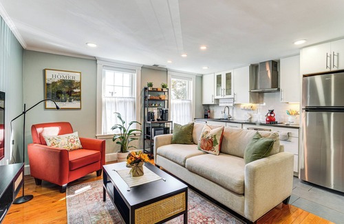 Harbor View - Orient Heights Apartamento | Walk to Constitution Beach: Mid-Century Boston Gem