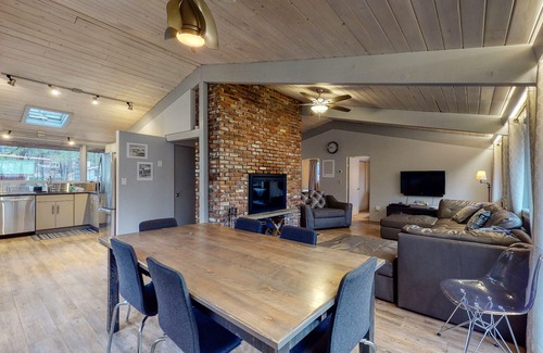 Cranmore Birches Casa | Walk to Cranmore & downtown shops Renovated home w/ deck, AC & W/D