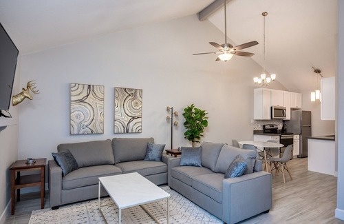 Mesa Grande Casa | Walk to Cubs stadium ! Centrally Located Cozy Modern Condo