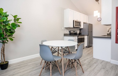 Mesa Grande Casa | Walk to Cubs stadium ! Centrally Located Cozy Modern Condo