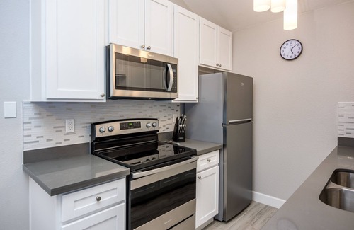Mesa Grande Casa | Walk to Cubs stadium ! Centrally Located Cozy Modern Condo