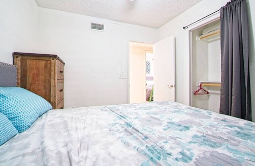 Mesa Grande Condominio | Walk to CUBS Stadium, family-friendly Condo