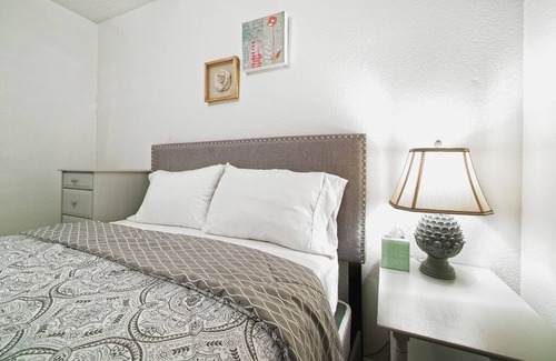 Mesa Grande Condominio | Walk to CUBS Stadium, family-friendly Condo