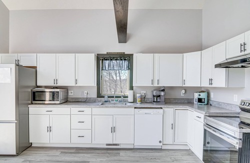 Albany Cabaña | Walk to Dale Hollow Lake: Updated Cottage w/ Deck!