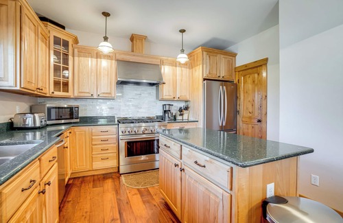 Frisco Cabina | ¡NUEVO! Cabaña de montaña con encanto ~ 11 millas a Breckenridge