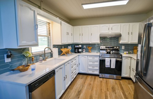 Lake Oconee Casa | Walk to Dinner! Waterfront, Updated, Prime Location - Back Home Oconee