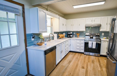 Lake Oconee Casa | Walk to Dinner! Waterfront, Updated, Prime Location - Back Home Oconee