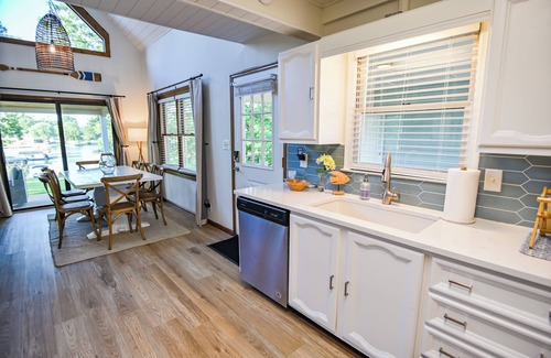 Lake Oconee Casa | Walk to Dinner! Waterfront, Updated, Prime Location - Back Home Oconee