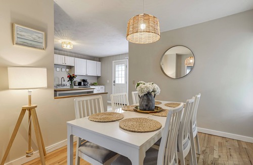 Wakefield-Peacedale Casa | Walk to Downtown: Wakefield Haven Near Beaches