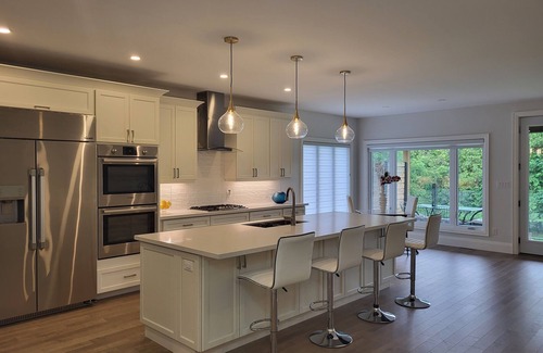 Prince Edward Casa | Walk to downtown Picton, stunning open concept 4-bed, set on 2 levels!