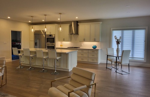 Prince Edward Casa | Walk to downtown Picton, stunning open concept 4-bed, set on 2 levels!