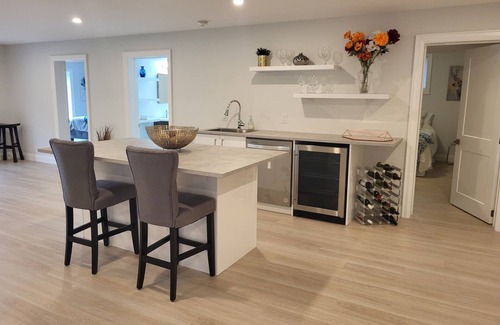 Prince Edward Casa | Walk to downtown Picton, stunning open concept 4-bed, set on 2 levels!