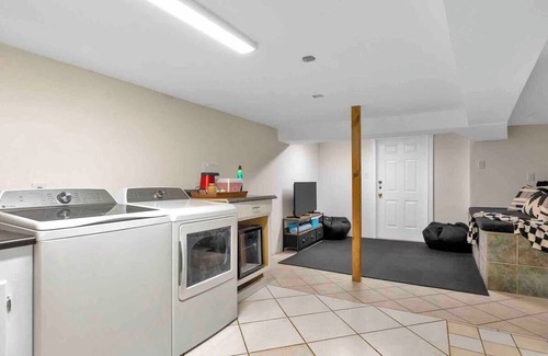 Bristol Casa | Walk to Downtown! Large Lux Home
