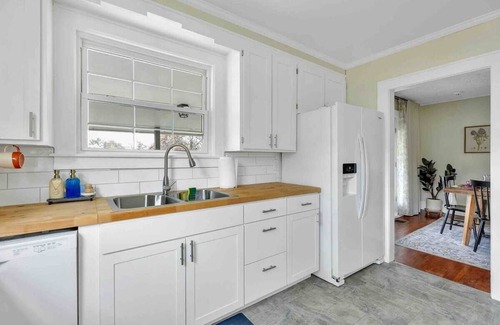 Bristol Casa | Walk to Downtown! Large Lux Home
