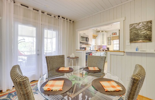 Lynn Cabaña | Walk to Downtown: Pet-Friendly Cottage in Tyron