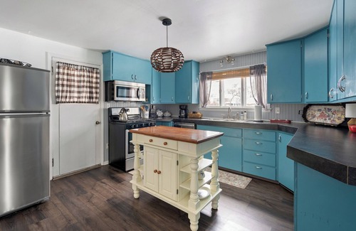 Prescott Casa | Walk to Downtown Prescott Shops, Dining and Riverfront at Cardinal Cottage