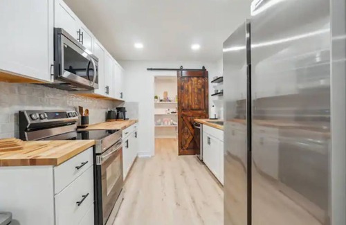 Alpharetta Casa | WALK to DT Alph - NEWLY Renovated