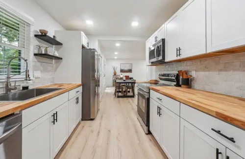 Alpharetta Casa | WALK to DT Alph - NEWLY Renovated
