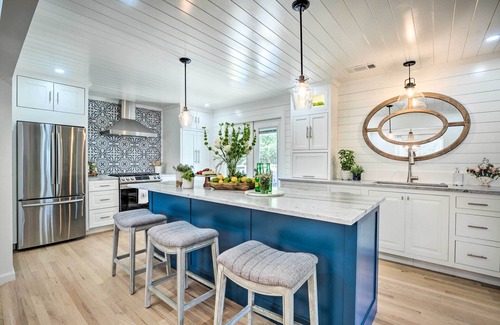 Alpharetta Casa | Walk to Dtwn Alpharetta: Modern Home w/ Fire Pit