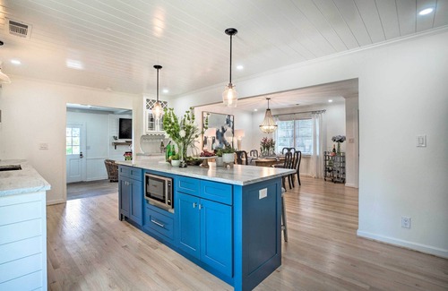 Alpharetta Casa | Walk to Dtwn Alpharetta: Modern Home w/ Fire Pit