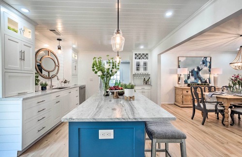 Alpharetta Casa | Walk to Dtwn Alpharetta: Modern Home w/ Fire Pit