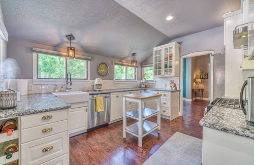 Canon City Casa | Walk to Dtwn: Colorful Cañon City Home w/ Grill!