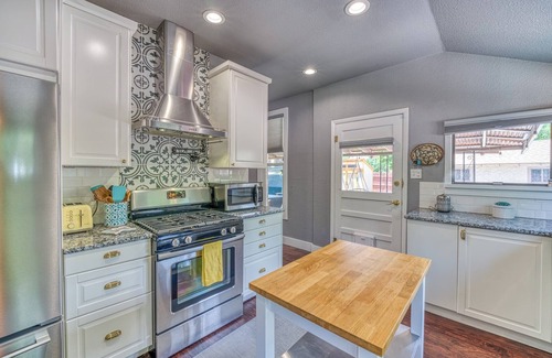 Canon City Casa | Walk to Dtwn: Colorful Cañon City Home w/ Grill!