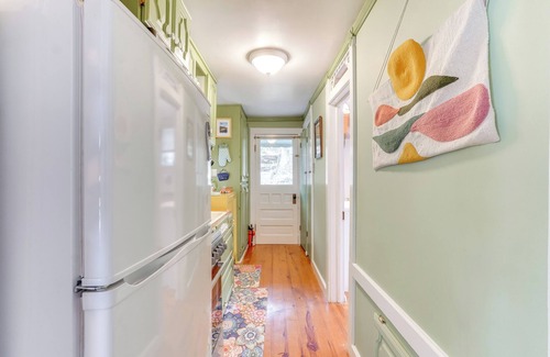 Eureka Springs Historic District Cabaña | Walk to Dtwn: Eureka Springs Retreat w/ Patio!