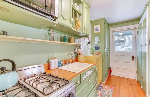 Eureka Springs Historic District Cabaña | Walk to Dtwn: Eureka Springs Retreat w/ Patio!