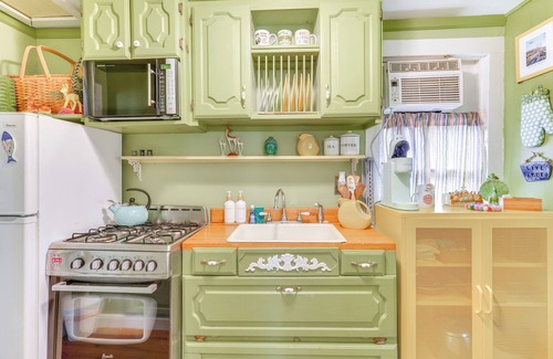Eureka Springs Historic District Cabaña | Walk to Dtwn: Eureka Springs Retreat w/ Patio!