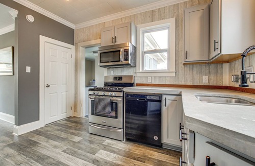 Green Lake Casa | Walk to Dtwn Green Lake: Peaceful Getaway w/ Porch
