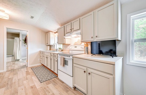 Greensburg Apartamento | Walk to Dtwn Greensburg: Charming Unit w/ Deck!