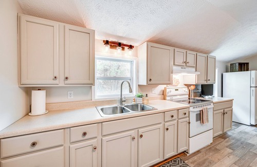 Greensburg Apartamento | Walk to Dtwn Greensburg: Charming Unit w/ Deck!